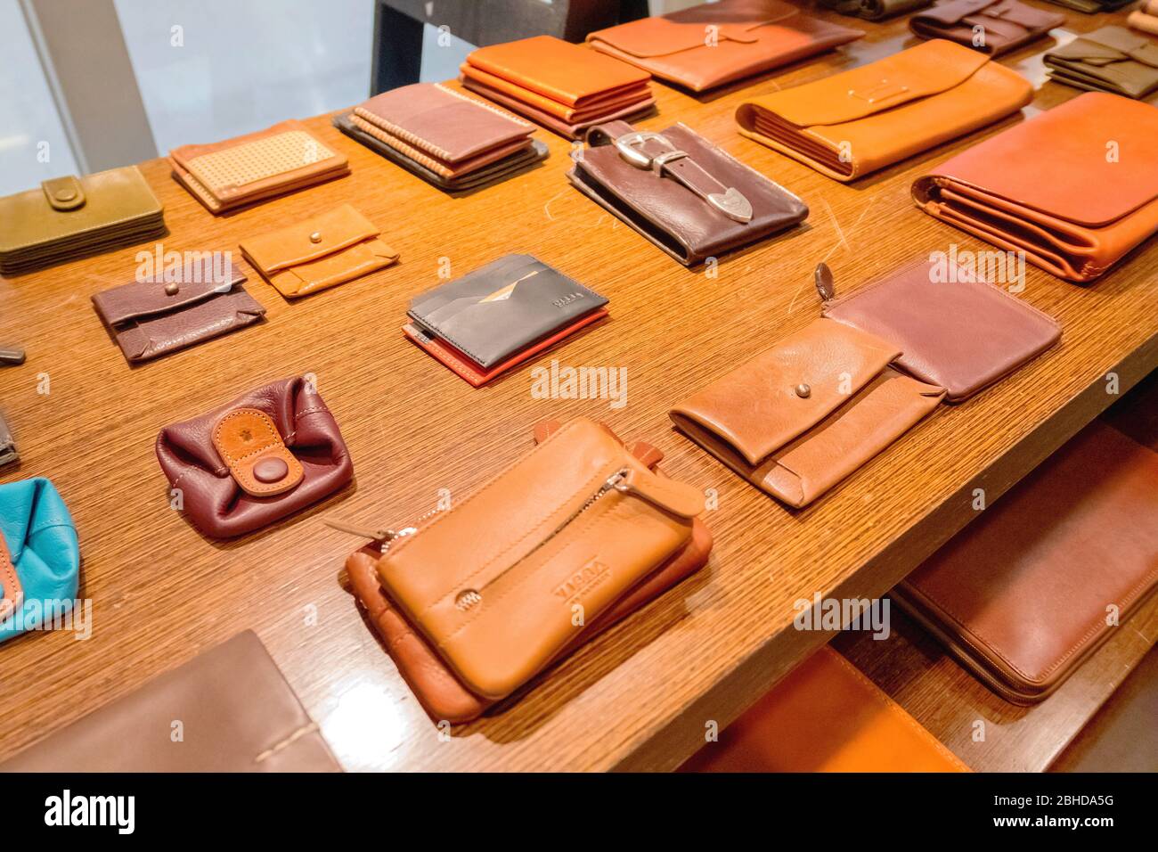 Alcuni stili di borsa in pelle in negozio di vera pelle Viera in Village Market centro commerciale che è tranquilla borse costose in Hua Hin, Thailandia Januar Foto Stock