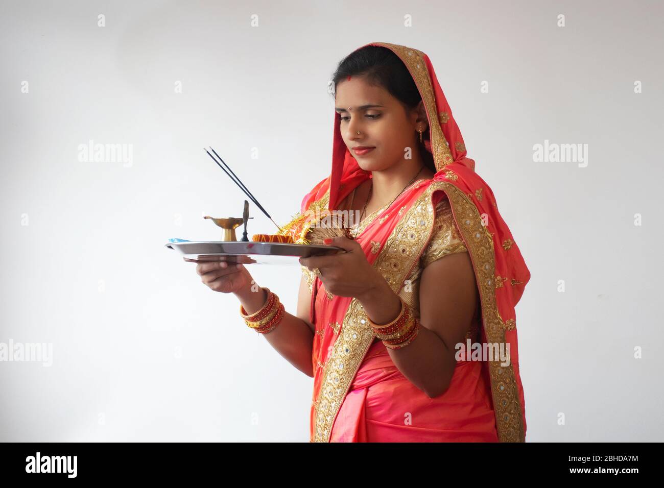 Donna indiana che tiene pooja thali, donna indiana che esegue puja Foto Stock