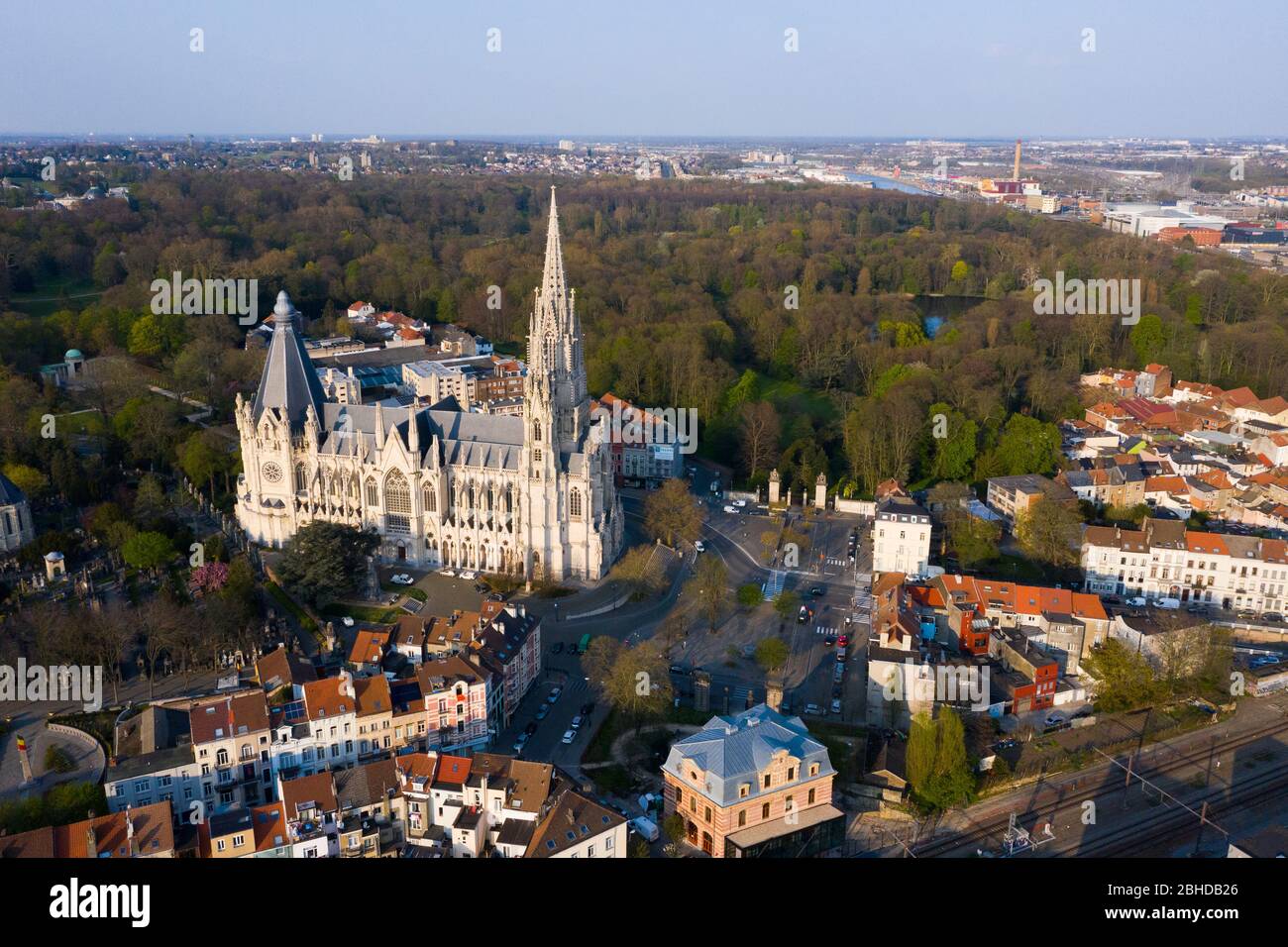 Bruxelles, Laeken, Belgio, 8 aprile 2020: Veduta aerea della Chiesa di nostra Signora di Laeken - Église Notre-Dame de Laeken Foto Stock