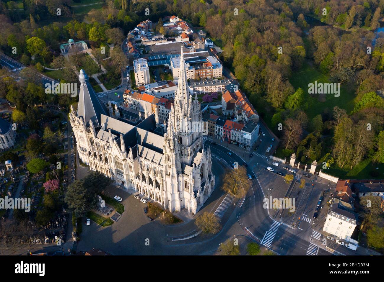 Bruxelles, Laeken, Belgio, 8 aprile 2020: Veduta aerea della Chiesa di nostra Signora di Laeken - Église Notre-Dame de Laeken Foto Stock