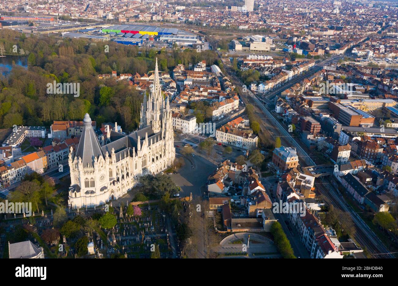 Bruxelles, Laeken, Belgio, 8 aprile 2020: Veduta aerea della Chiesa di nostra Signora di Laeken - Église Notre-Dame de Laeken Foto Stock