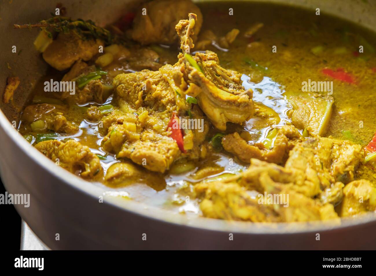 pollo al curry in salsa tradizionale indiano home food servito come un lato con il pori dhal Foto Stock