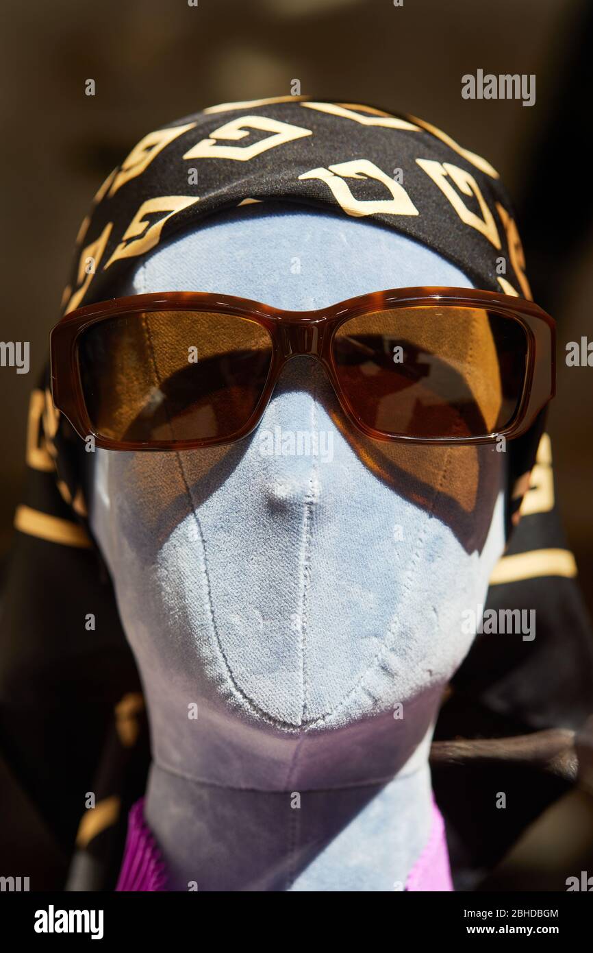 Testa di manichino Gucci, con occhiali da sole e sciarpa Foto Stock