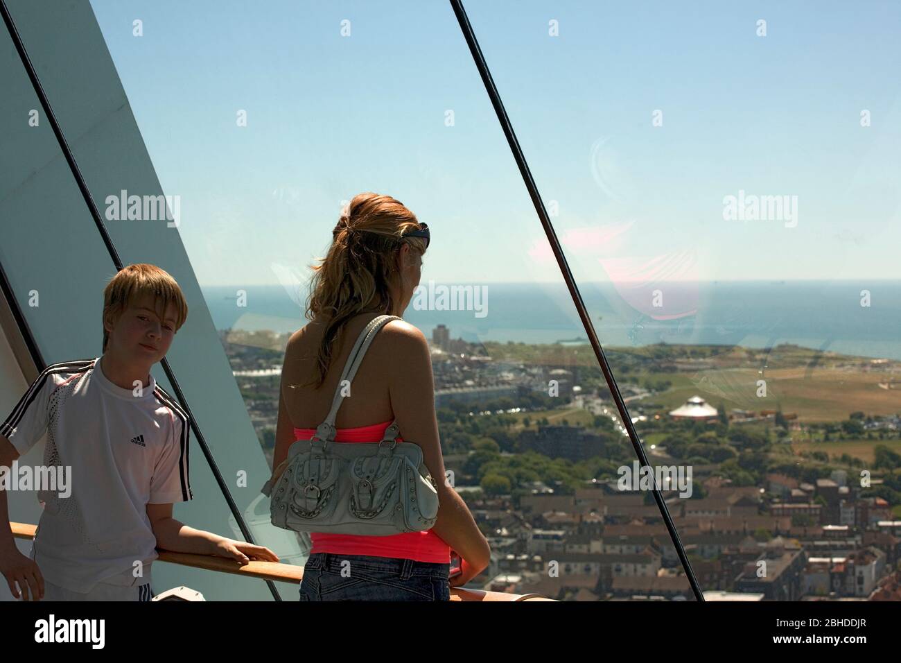 Due giovani sulla piattaforma di osservazione, Spinnaker Tower, Gunwharf Quays, Portsmouth, Inghilterra, Regno Unito Foto Stock