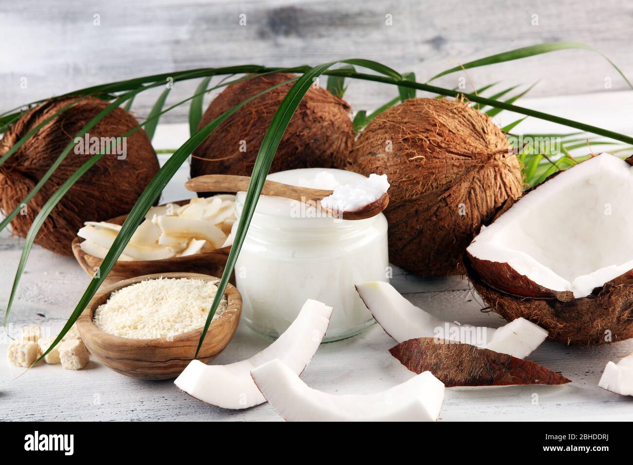 Prodotti di cocco con cocco fresco, scaglie di cocco, olio termale di cocco. Frutti di cocco maturi Foto Stock