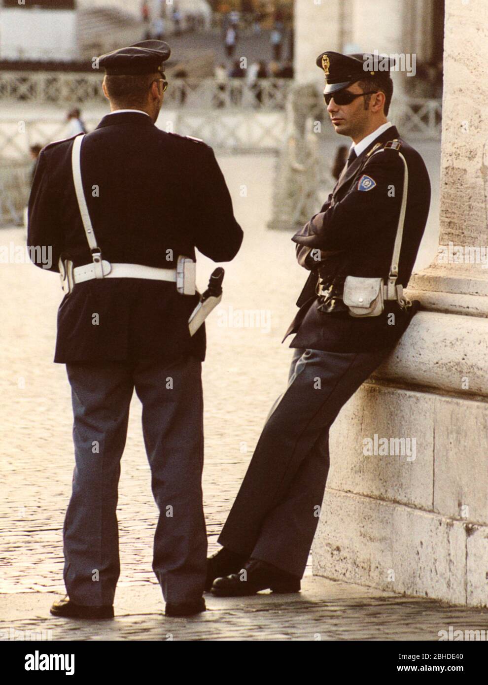 I poliziotti italiani si rilassano e parlano fuori dal Vaticano, Roma, Italia Foto Stock