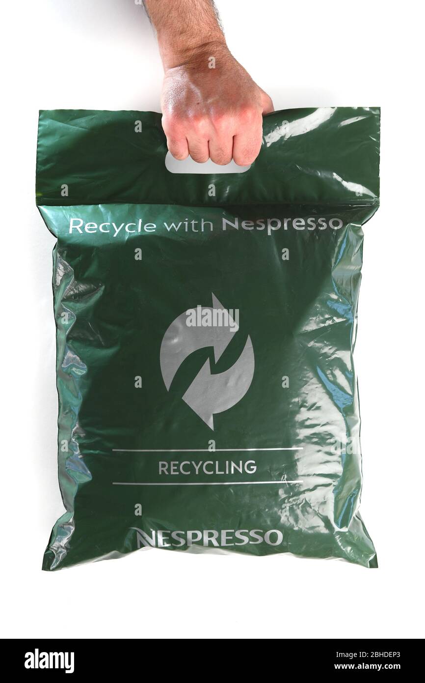 Un sacchetto per il riciclaggio Nespresso da utilizzare con cialde di caffè usate su sfondo bianco per l'isolamento. Foto Stock