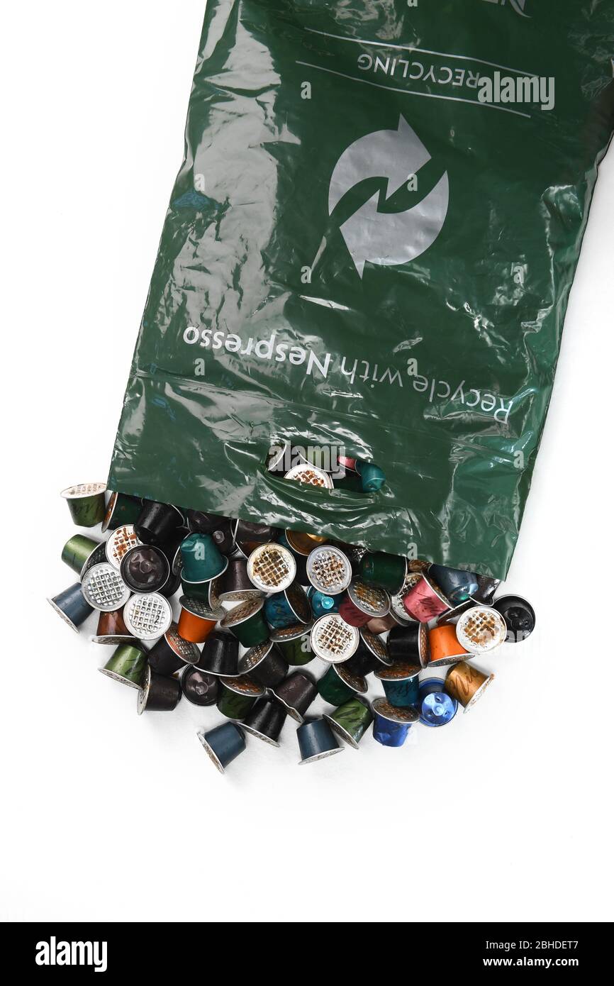 Un sacchetto per il riciclaggio Nespresso da utilizzare con cialde di caffè usate su sfondo bianco per l'isolamento. Foto Stock