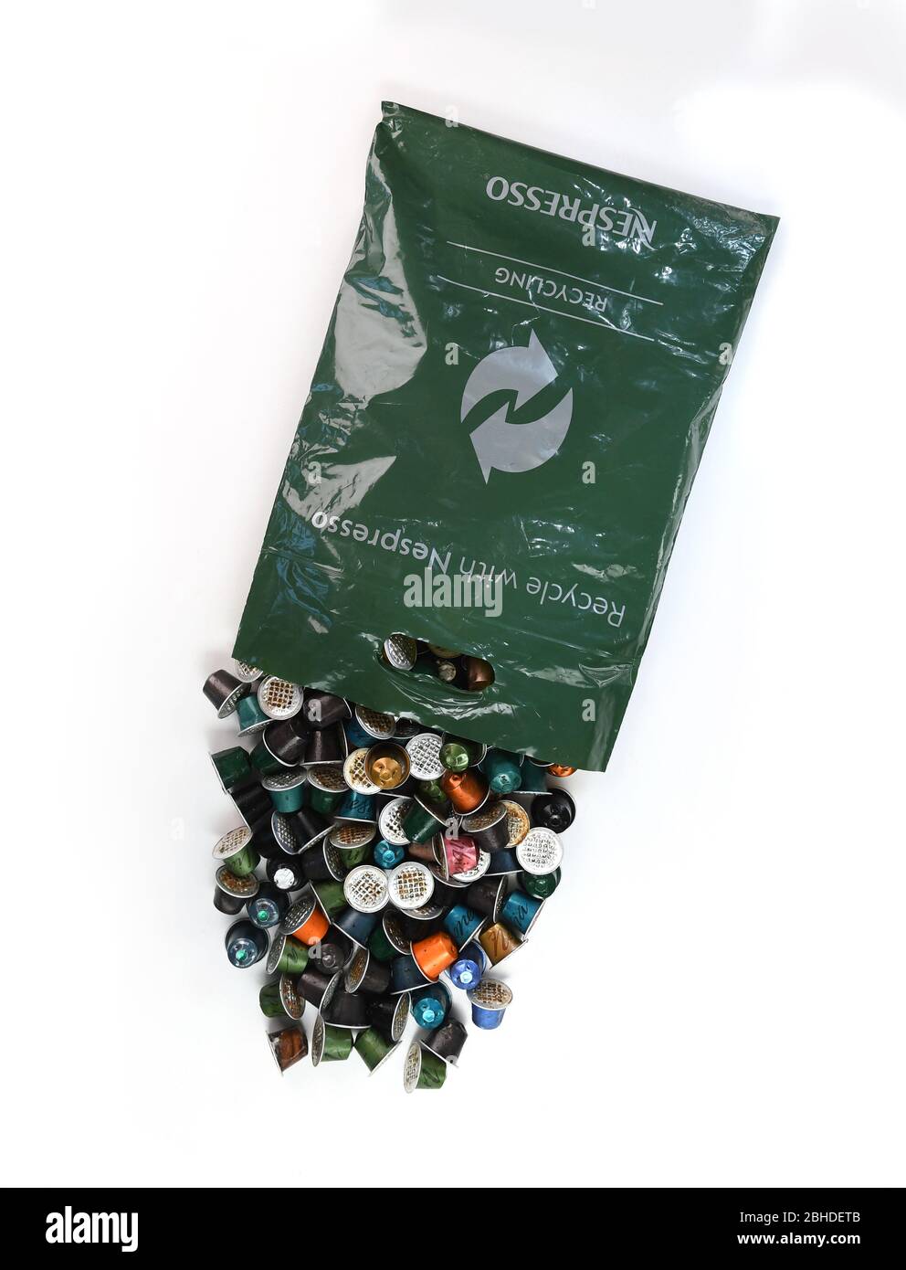 Un sacchetto per il riciclaggio Nespresso da utilizzare con cialde di caffè usate su sfondo bianco per l'isolamento. Foto Stock