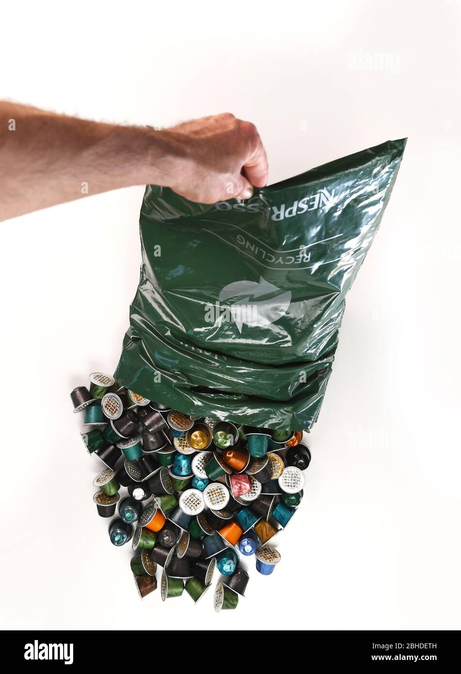 Un sacchetto per il riciclaggio Nespresso da utilizzare con cialde di caffè usate su sfondo bianco per l'isolamento. Foto Stock