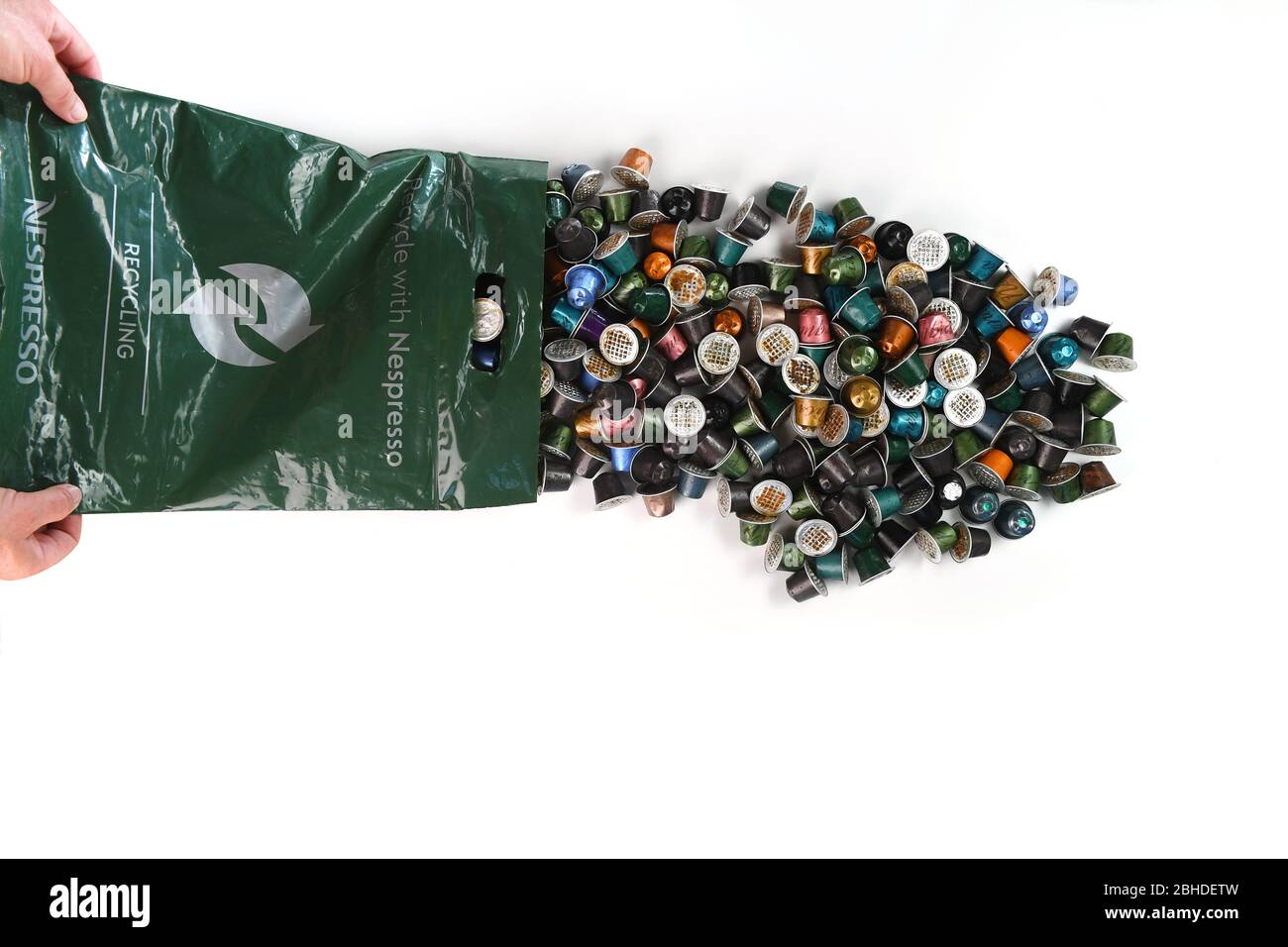 Un sacchetto per il riciclaggio Nespresso da utilizzare con cialde di caffè usate su sfondo bianco per l'isolamento. Foto Stock