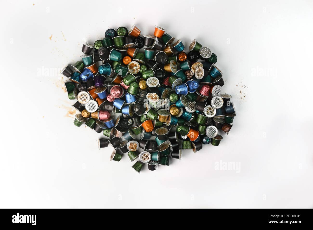 Una pila di capsule di caffè Nespresso usate su sfondo bianco pronte per il riciclaggio. Foto Stock