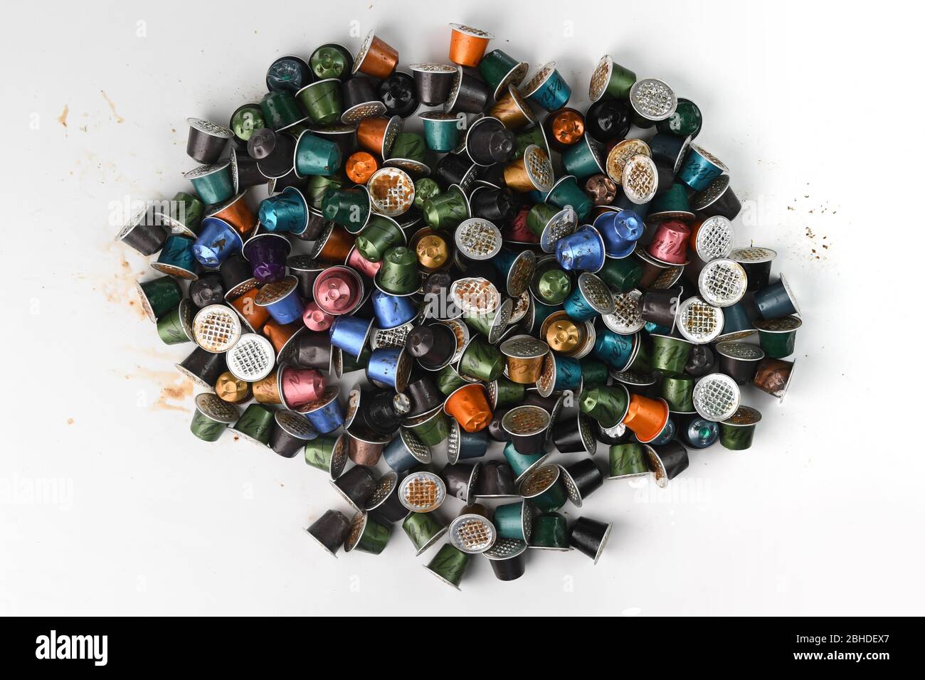 Una pila di capsule di caffè Nespresso usate su sfondo bianco pronte per il riciclaggio. Foto Stock