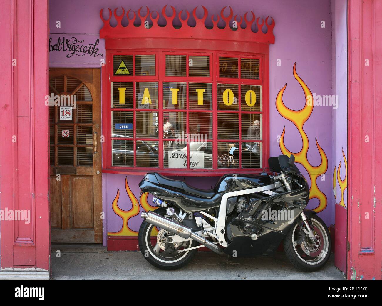 Grande moto parcheggiata fuori Tribal urge tatuaggio salotto, Castle Road, Southsea, Portsmouth, Inghilterra, Regno Unito Foto Stock