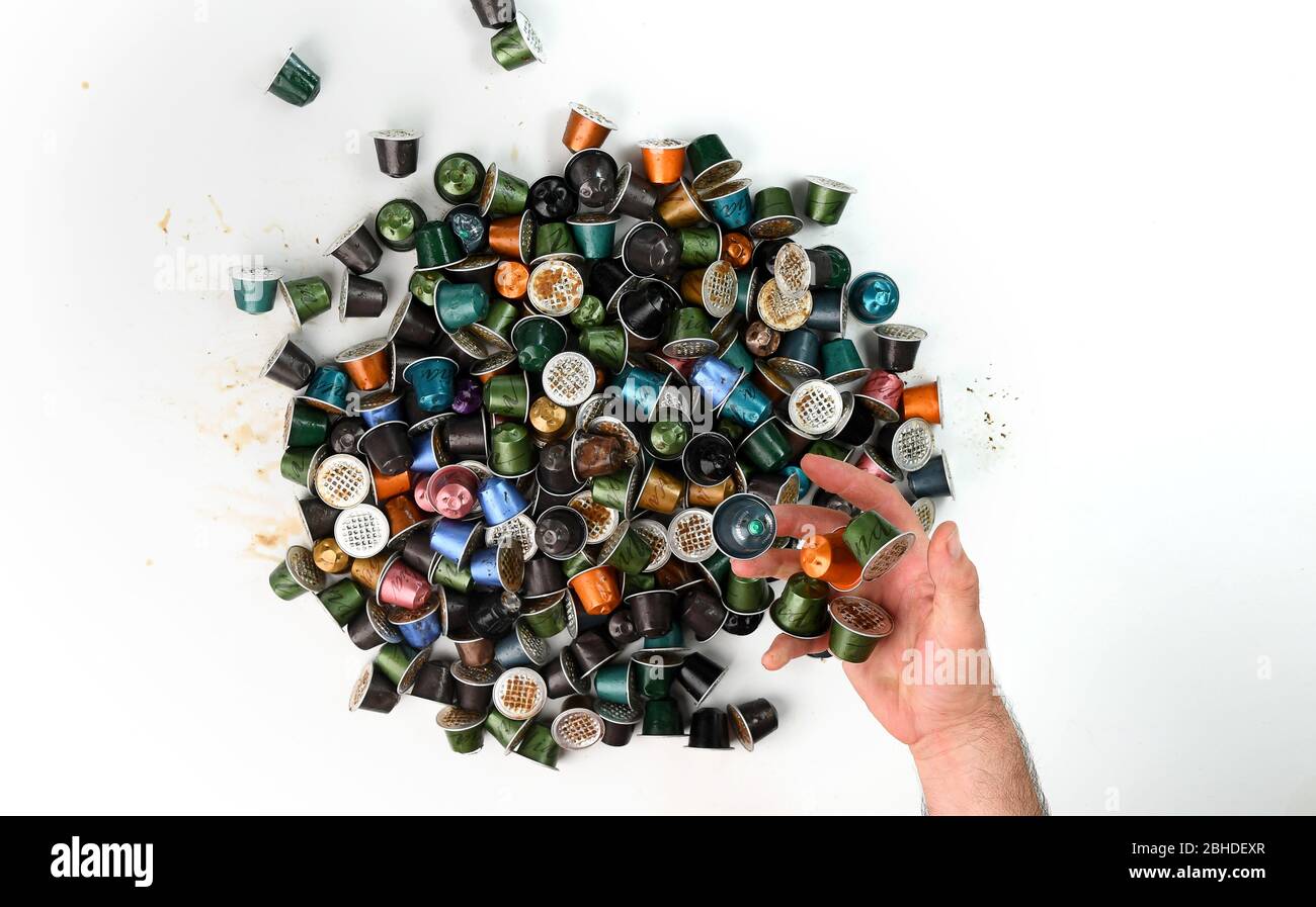 Una pila di capsule di caffè Nespresso usate su sfondo bianco pronte per il riciclaggio. Foto Stock