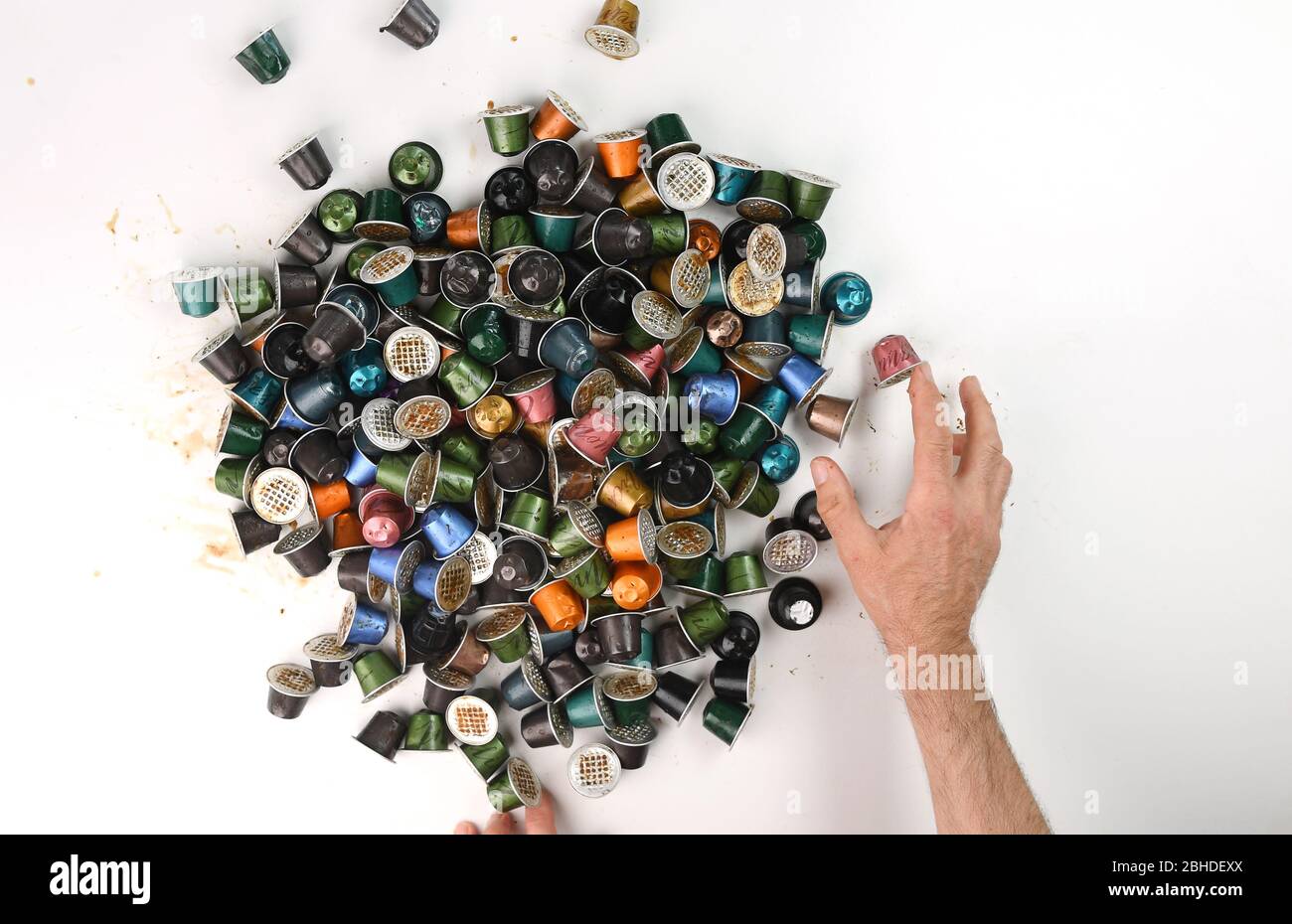 Una pila di capsule di caffè Nespresso usate su sfondo bianco pronte per il riciclaggio. Foto Stock