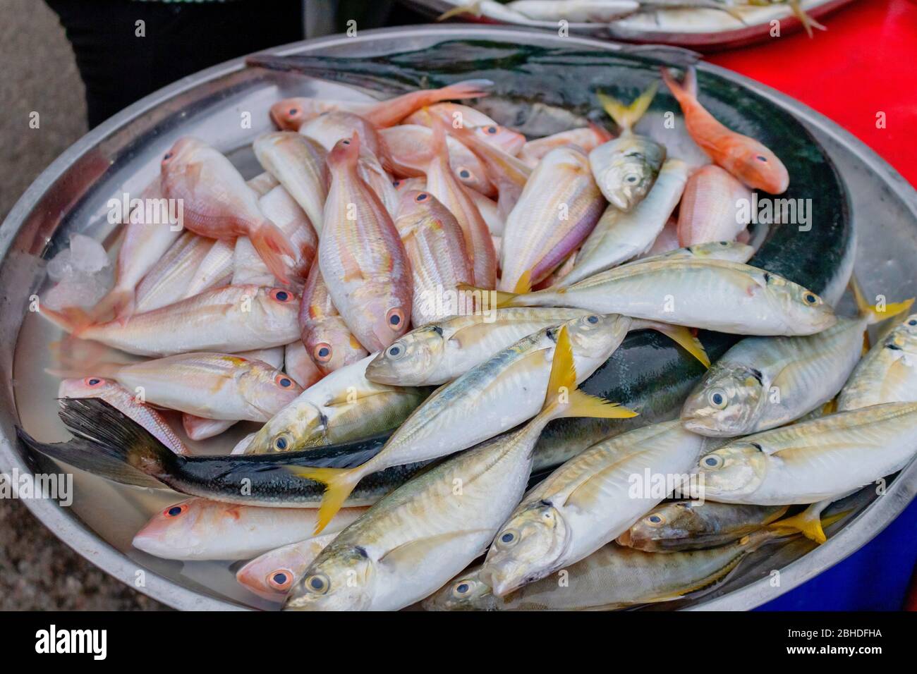 Sgombro di pesce che si pilano sul pavimento nel mercato tailandese del pesce di strada Foto Stock