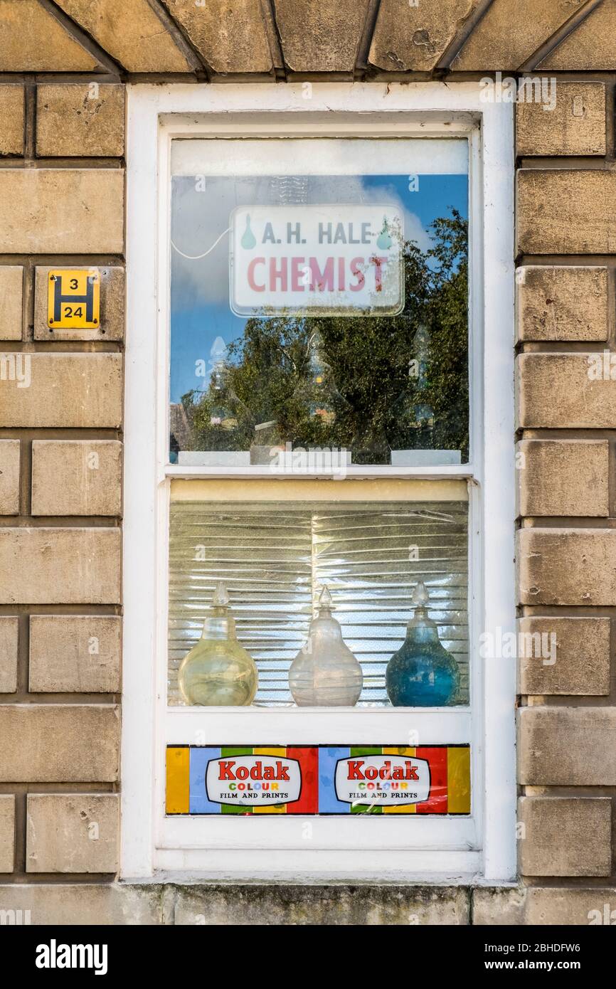 Vetrina tradizionale Chemists con pubblicità per pellicole e stampe a colori Kodak. Foto Stock