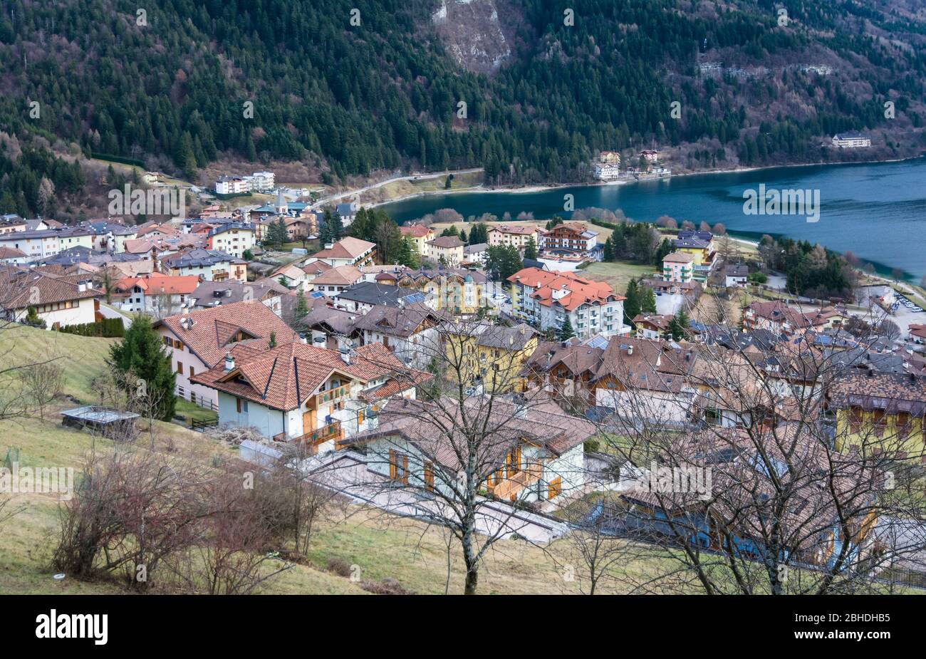 Lago blu di Molveno e villaggio Molveno in provincia di Trentino Alto Adidge, nord Italia. Paesaggio notturno del lago Molveno durante il Natale ho Foto Stock