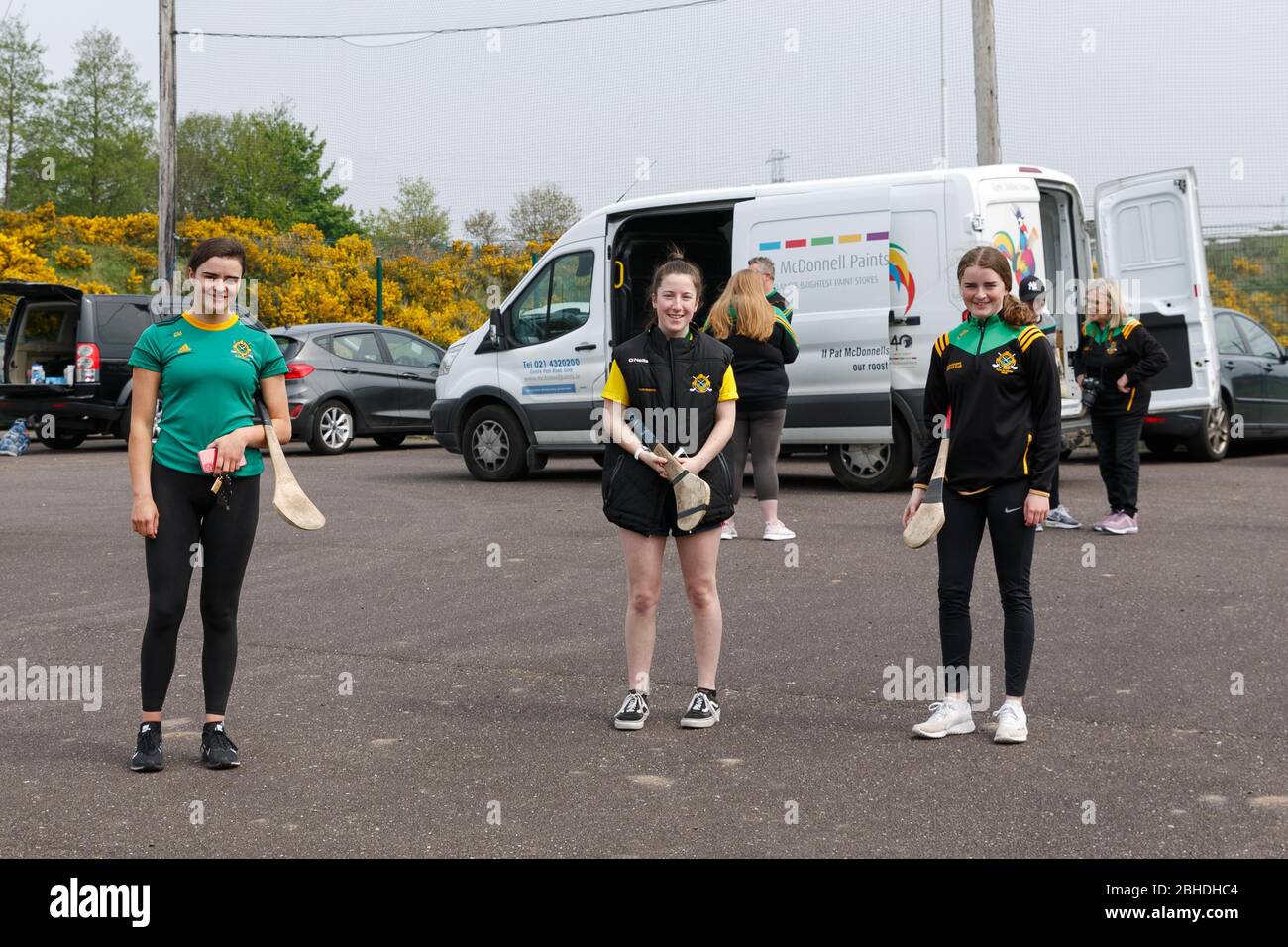 Cork, Irlanda. 25 Aprile 2020. Glen Rovers Camogie Cork Penny Dinners Collection, Cork City. (LToR) Emma Murphy, Emily o Mara e Sarah Murphy di Glen Rovers Camoghie Club prestando mano presso la banca alimentare di oggi. Una foodbank organizzata da Glen Rovers Camogie Club per cene Penny Cork è stata una grande successo oggi, spiriti erano grandi among i giocatori e allenatori Glen Rovers, Cork City Community First Responders e membri di un Gardai Siochana Credit: Damian Coleman/Alamy Live News Foto Stock