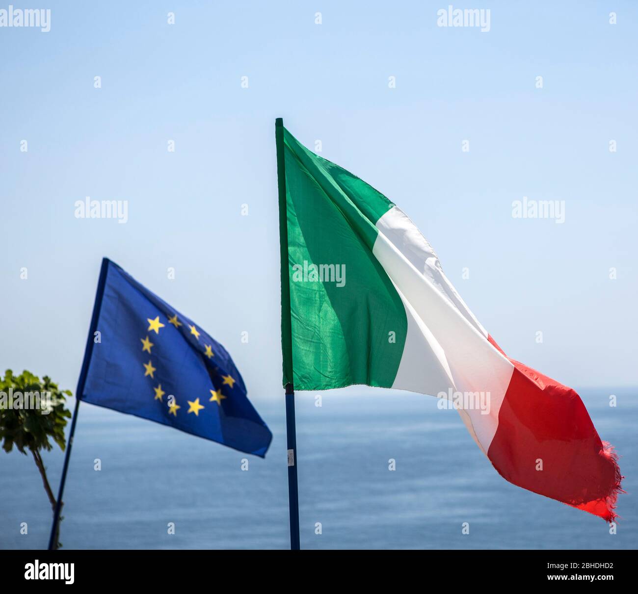 Die Flagge der europäischen Union weht neben der Flagge von Italien im Wind auf der Klippe von Santa Maria di Leuca, dem südöstlichten Punkt von Itali Foto Stock