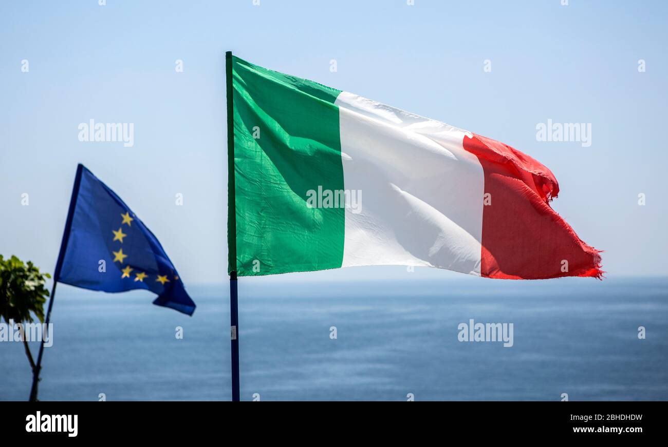 Die Flagge der europäischen Union weht neben der Flagge von Italien im Wind auf der Klippe von Santa Maria di Leuca, dem südöstlichten Punkt von Itali Foto Stock