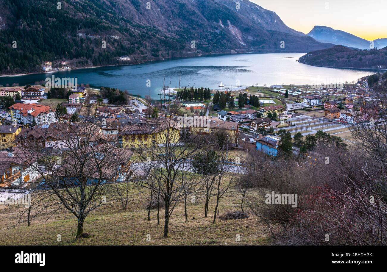 Lago blu di Molveno e villaggio Molveno in provincia di Trentino Alto Adidge, nord Italia. Paesaggio notturno del lago Molveno durante il Natale ho Foto Stock