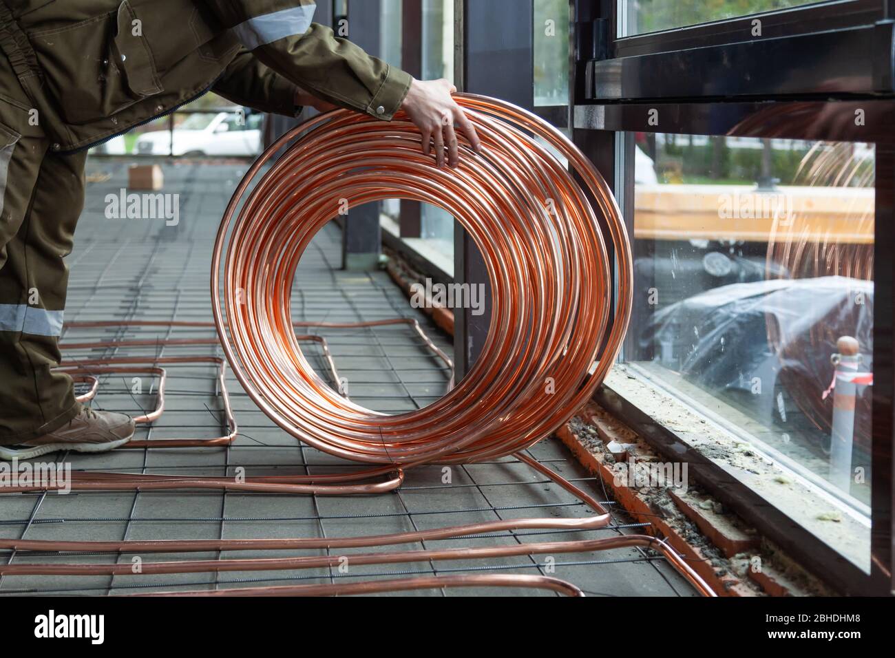 Idraulico posa tubi in rame a pavimento con riscaldamento a caldo Foto  stock - Alamy