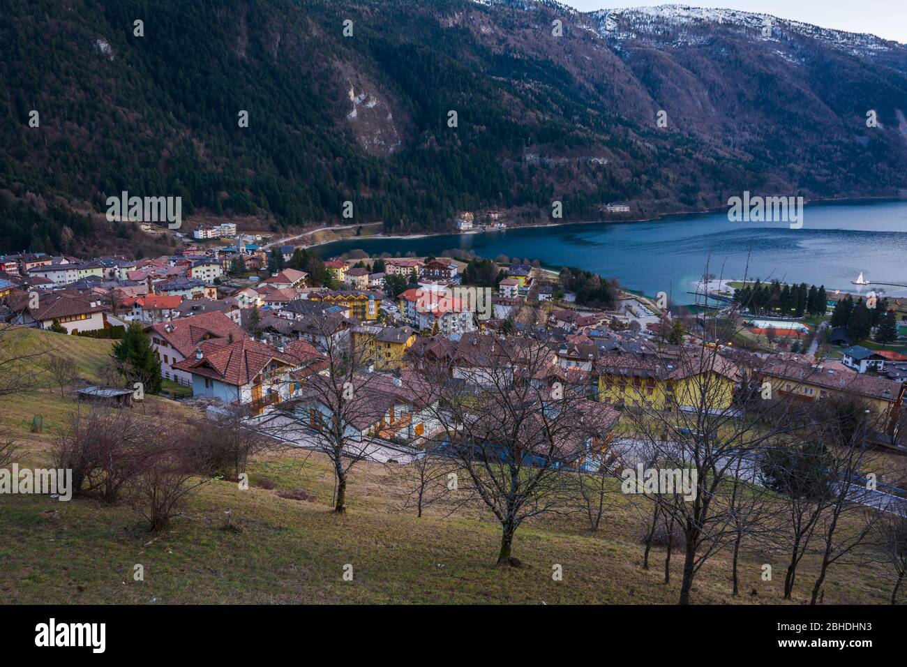 Lago blu di Molveno e villaggio Molveno in provincia di Trentino Alto Adidge, nord Italia. Paesaggio notturno del lago Molveno durante il Natale ho Foto Stock