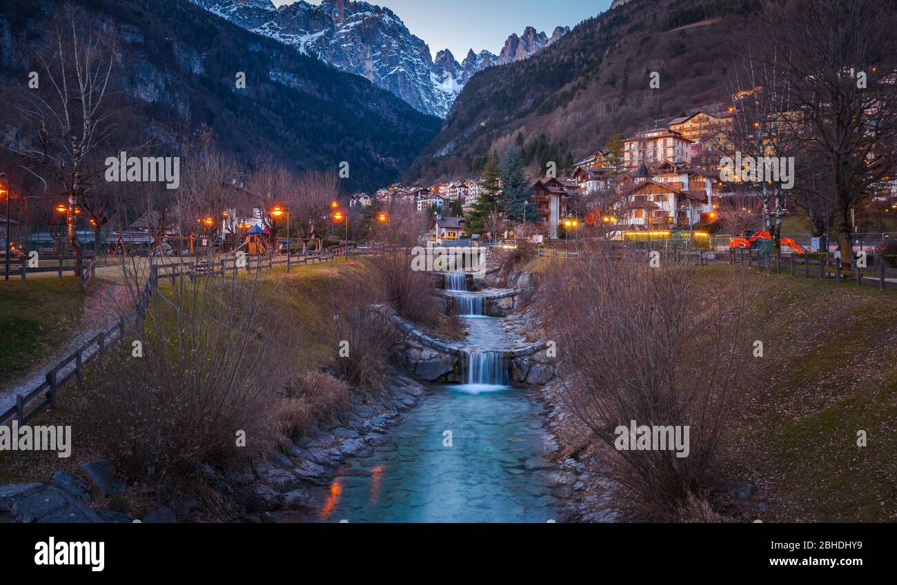 Molveno villaggio in Trentino Alto Adidge provincia, nord Italia. Paesaggio notturno del Villaggio Molveno durante le vacanze di Natale Foto Stock