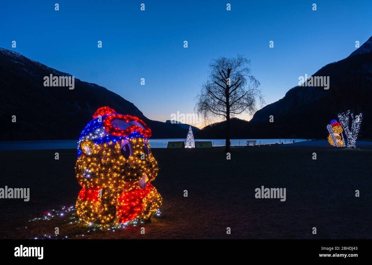 Lago di Molveno e il paese di Molveno in Trentino Alto Adige - Trento, nord Italia. Paesaggio notturno del lago Molveno durante le vacanze di Natale Foto Stock