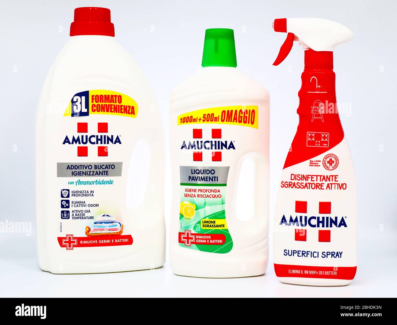 Detergenti per uso domestico e per lavanderia AMUCHINA. AMUCHINA è un  marchio italiano di ACRAF ANGELINI Pharma Foto stock - Alamy
