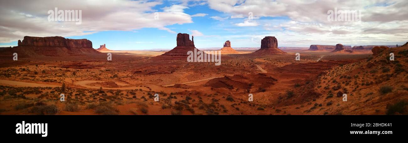 Monument Valley, vista panoramica sull'altopiano del Colorado all'interno della Riserva della Nazione Navajo con le famose buttes Mitten Butte e Merrick Butte Foto Stock