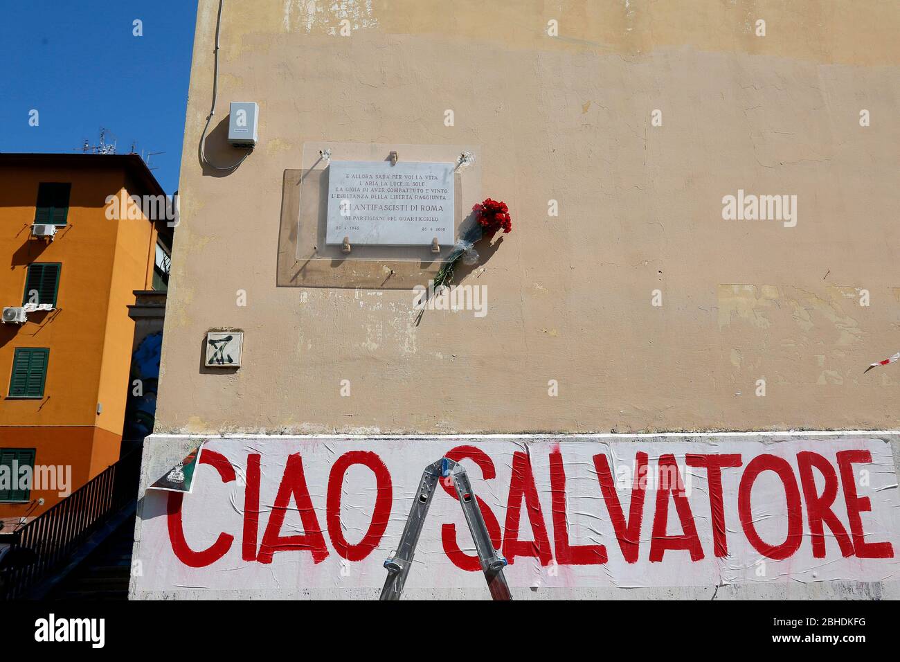 Roma, Italia. 25 Aprile 2020. Roma 25 Aprile 2020. Blocco del coronavirus. In tutta Italia il blocco dei Coronavirus ha migliorato la crisi economica, così in molti quartieri associazioni e volontari distribuire cibo a persone meno abbienti. Nel distretto di Quarticciolo il 25 aprile (anniversario della liberazione dell'Italia dal fascismo nazista e anniversario della resistenza), i volontari del Red Lab distribuiscono insieme cibo, garofano rosso e foto. Foto Samantha Zucchi Insidefoto Credit: Insidefoto srl/Alamy Live News Foto Stock
