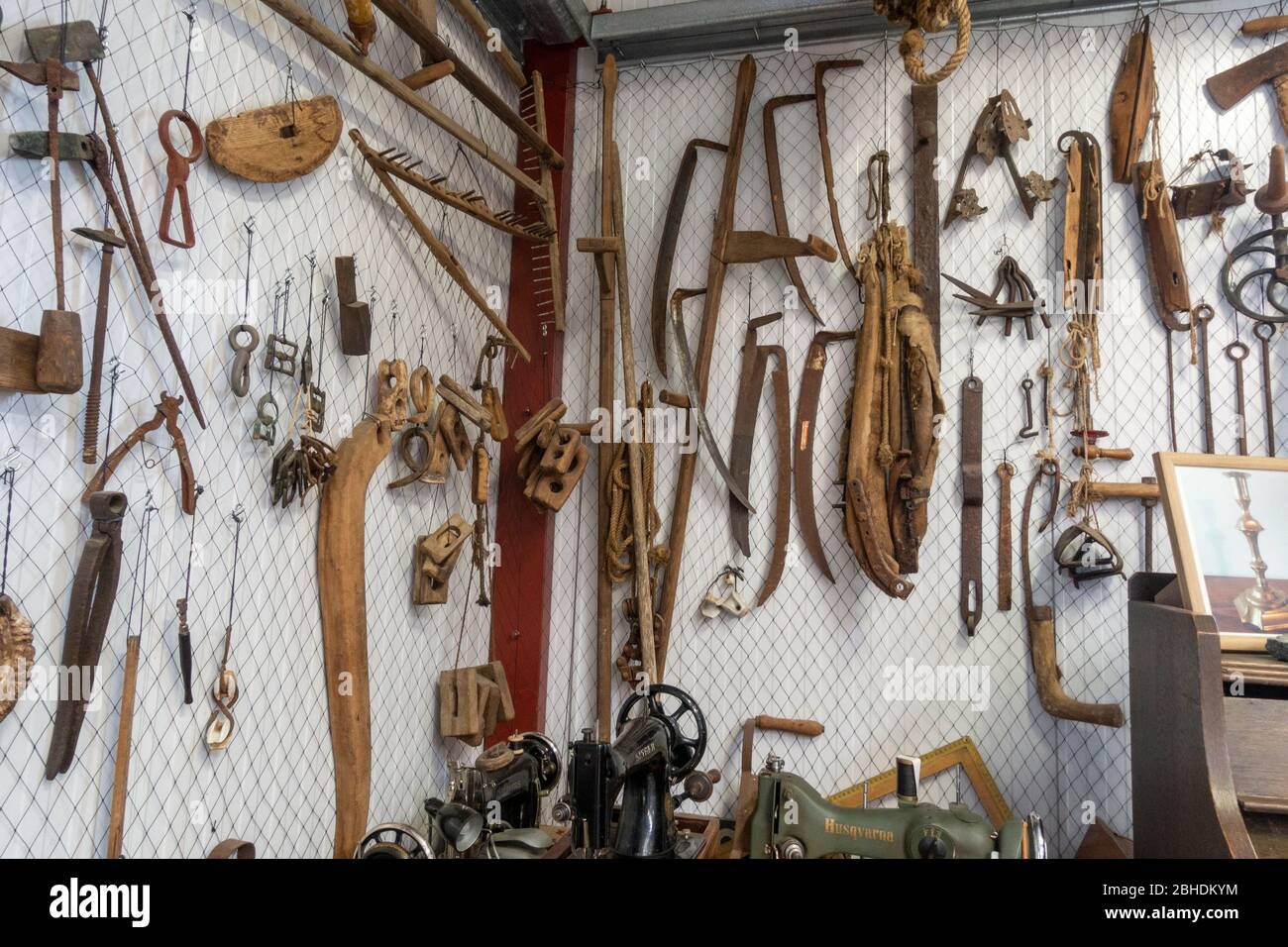 Mostra di strumenti di pesca all'interno del Bjarnarhöfn Shark Museum, Bjarnarhöfn, penisola di Snaefellsnes, Islanda. Foto Stock