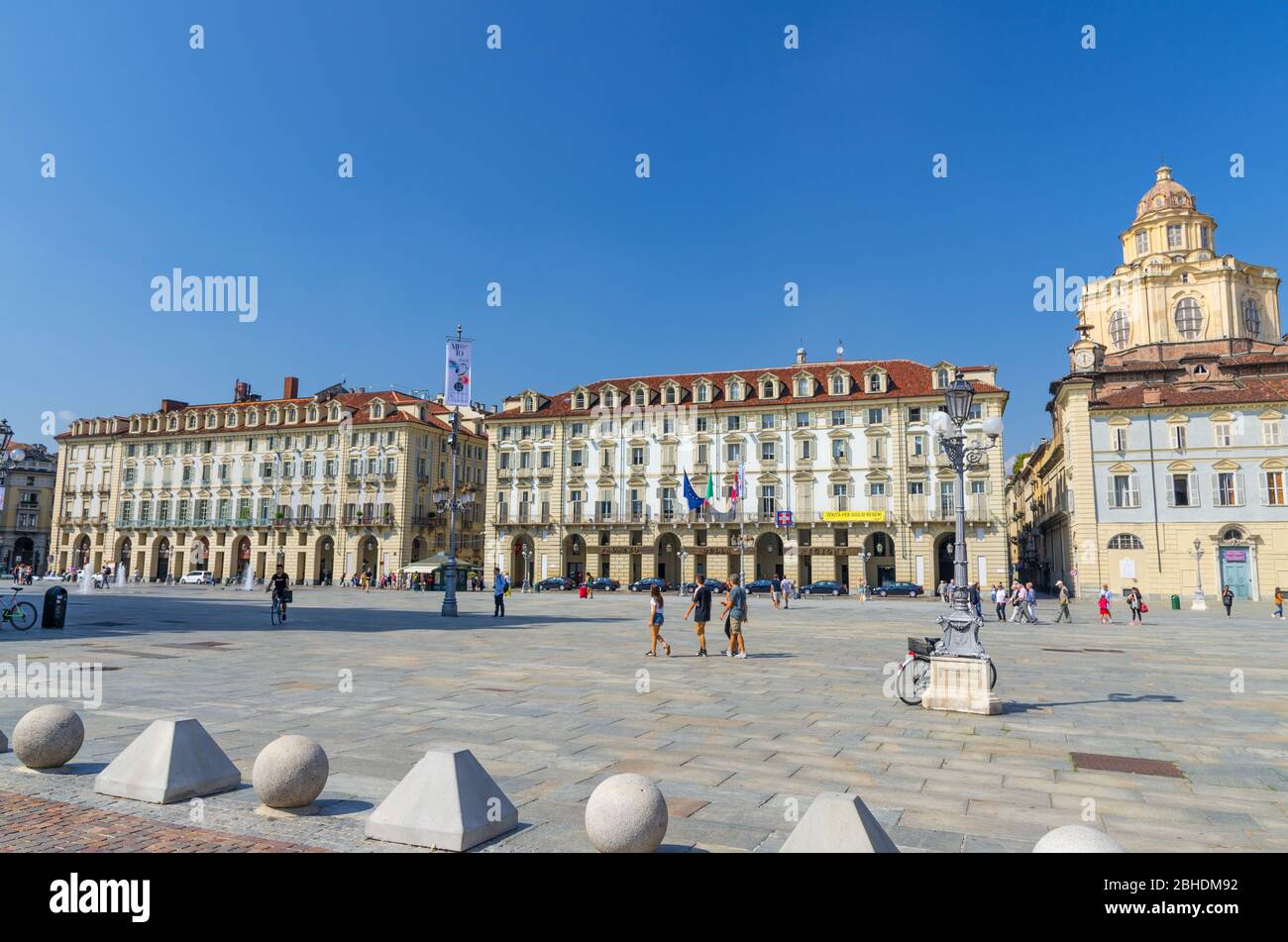 Torino, 10 settembre 2018: Antichi edifici medievali e chiesa di San Lorenzo San Lorenzo in stile barocco in Piazza del Castello Piazza Castello nel centro storico di Torino con cielo azzurro Foto Stock