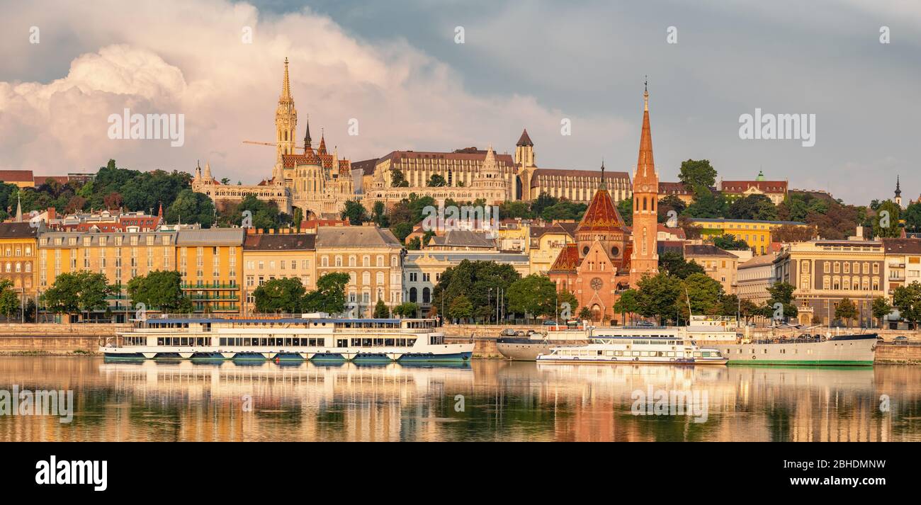 Panorama del lato Buda di Budapest al tramonto Foto Stock
