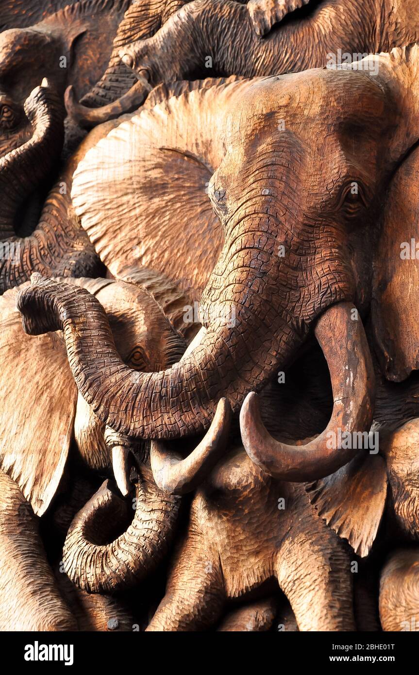 Elefante africano intagliato in legno con lunghe zanne. Foto Stock