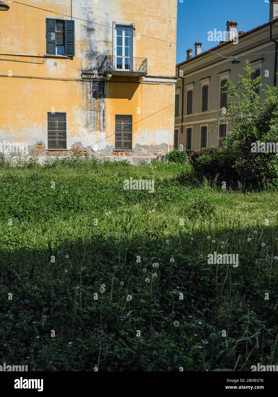 Cremona, Lombardia, Italia - 25 aprile 2020 - deserte città paesaggi nel centro e la vita quotidiana della città durante lo scoppio coronavirus città di chiusura Foto Stock