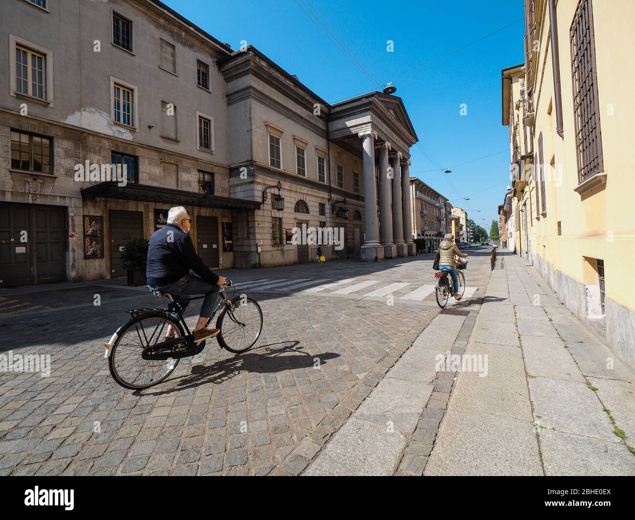 Cremona, Lombardia, Italia - 25 aprile 2020 - deserte città paesaggi nel centro e la vita quotidiana della città durante lo scoppio coronavirus città di chiusura Foto Stock