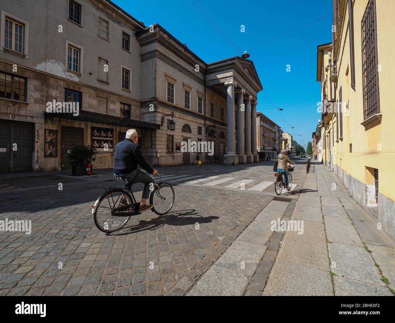 Cremona, Lombardia, Italia - 25 aprile 2020 - deserte città paesaggi nel centro e la vita quotidiana della città durante lo scoppio coronavirus città di chiusura Foto Stock