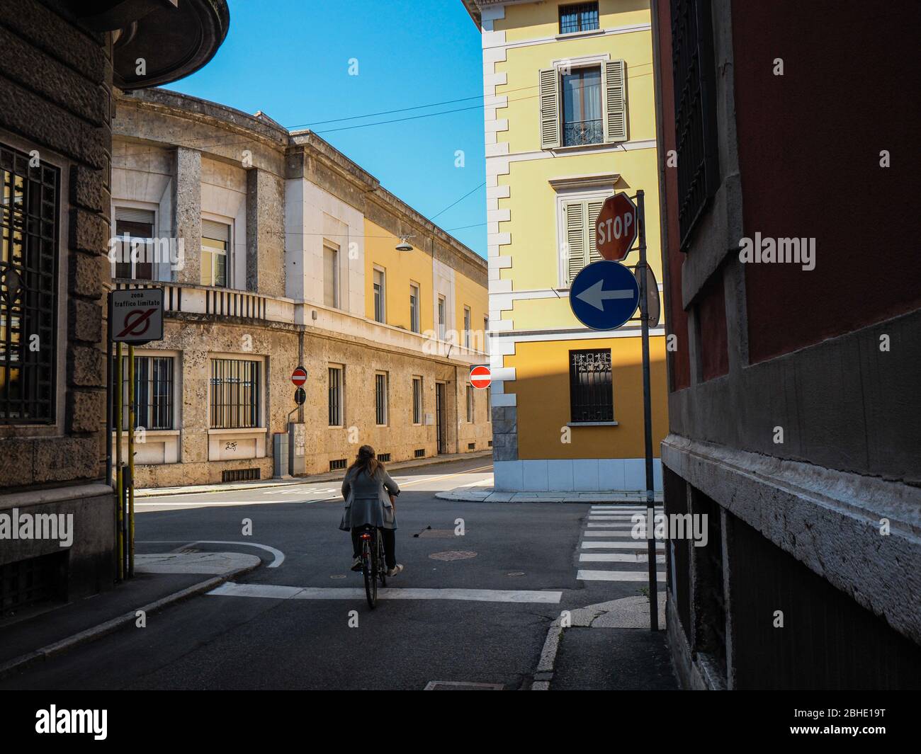 Cremona, Lombardia, Italia - 25 aprile 2020 - deserte città paesaggi nel centro e la vita quotidiana della città durante lo scoppio coronavirus città di chiusura Foto Stock