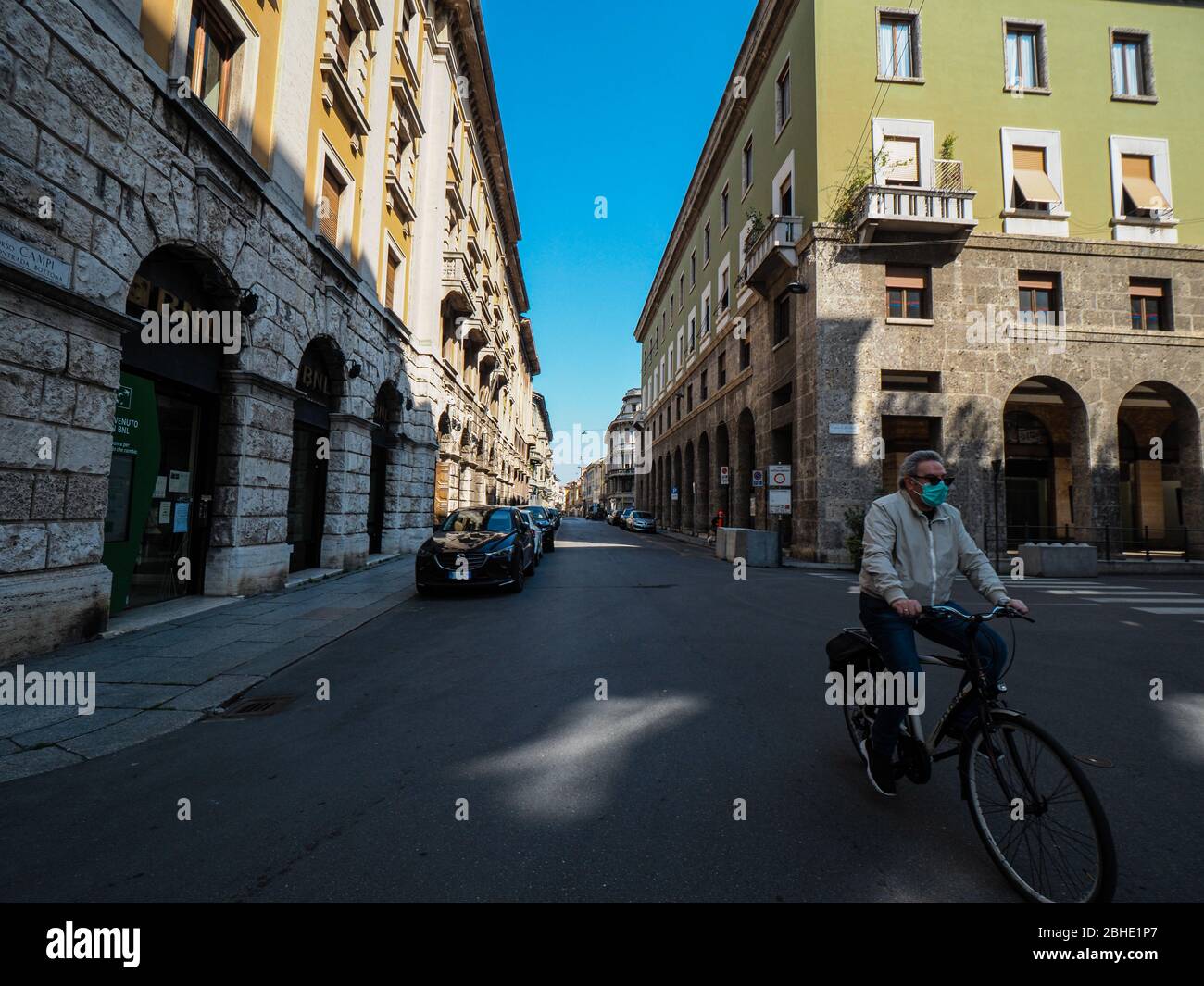 Cremona, Lombardia, Italia - 25 aprile 2020 - deserte città paesaggi nel centro e la vita quotidiana della città durante lo scoppio coronavirus città di chiusura Foto Stock