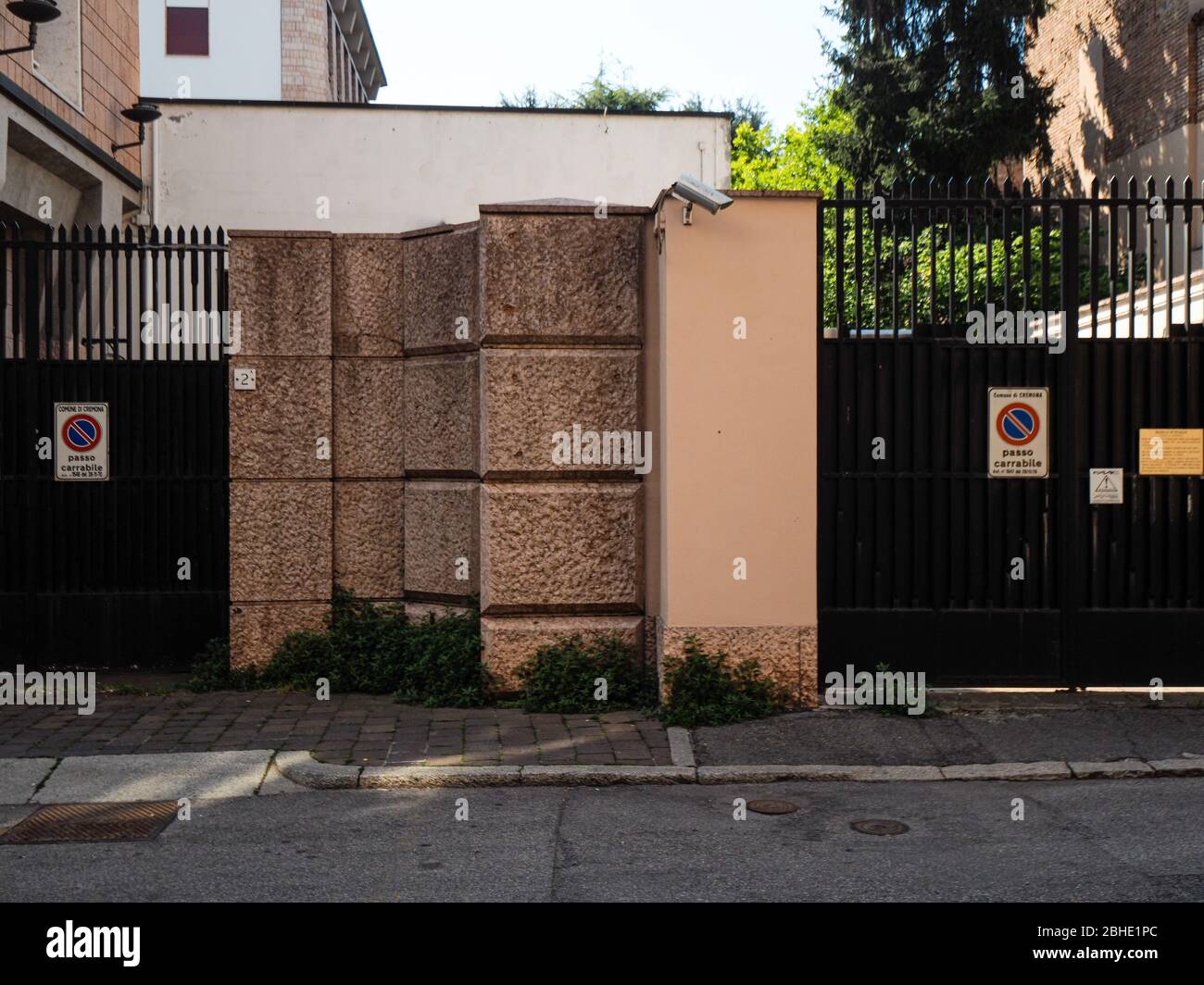 Cremona, Lombardia, Italia - 25 aprile 2020 - deserte città paesaggi nel centro e la vita quotidiana della città durante lo scoppio coronavirus città di chiusura Foto Stock