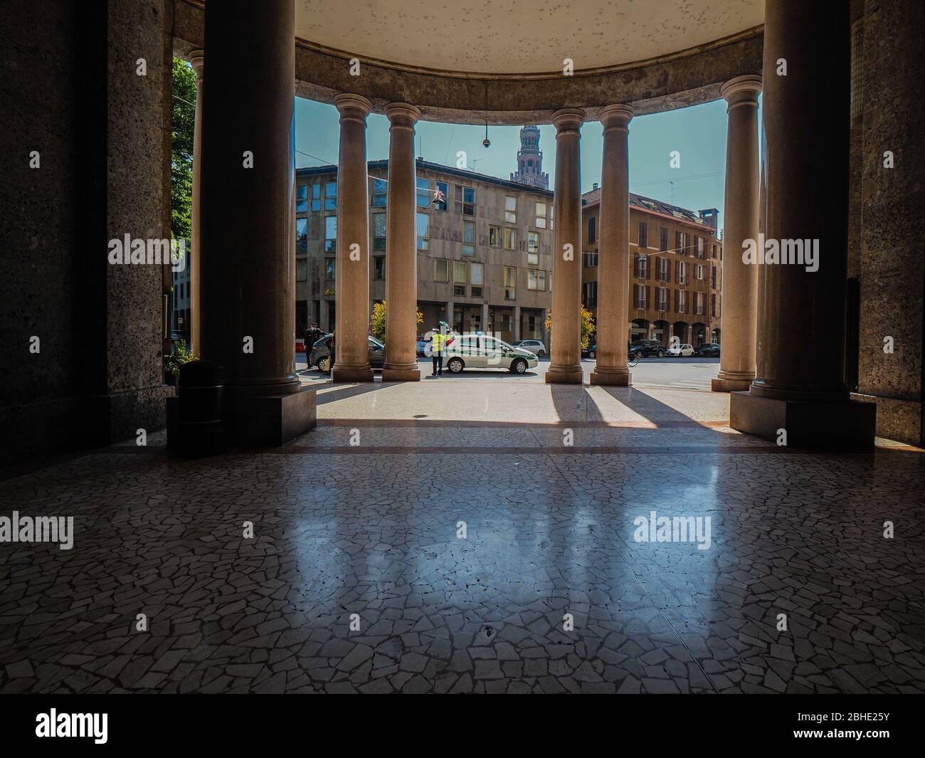 Cremona, Lombardia, Italia - 25 aprile 2020 - deserte città paesaggi nel centro e la vita quotidiana della città durante lo scoppio coronavirus città di chiusura Foto Stock