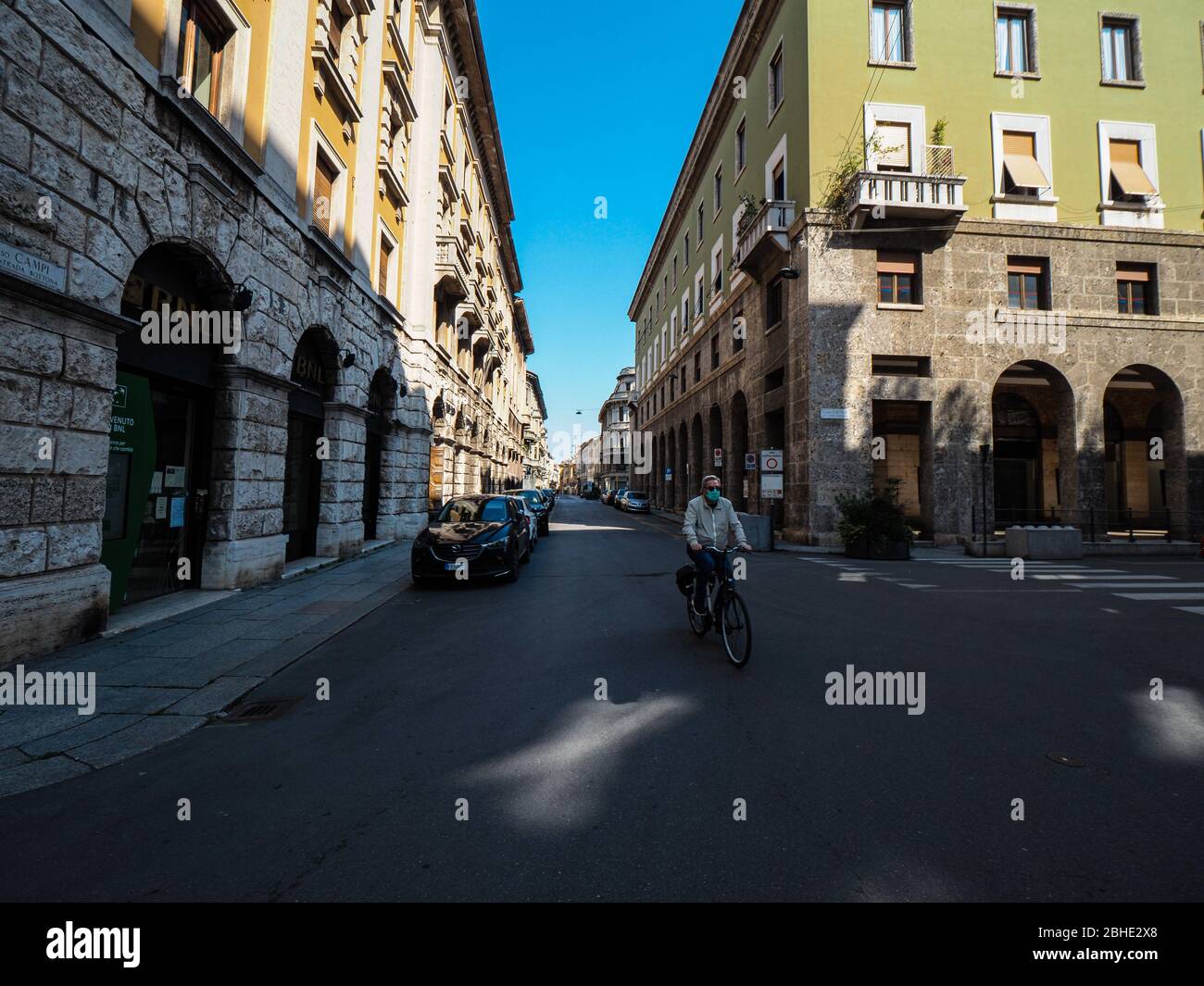 Cremona, Lombardia, Italia - 25 aprile 2020 - deserte città paesaggi nel centro e la vita quotidiana della città durante lo scoppio coronavirus città di chiusura Foto Stock