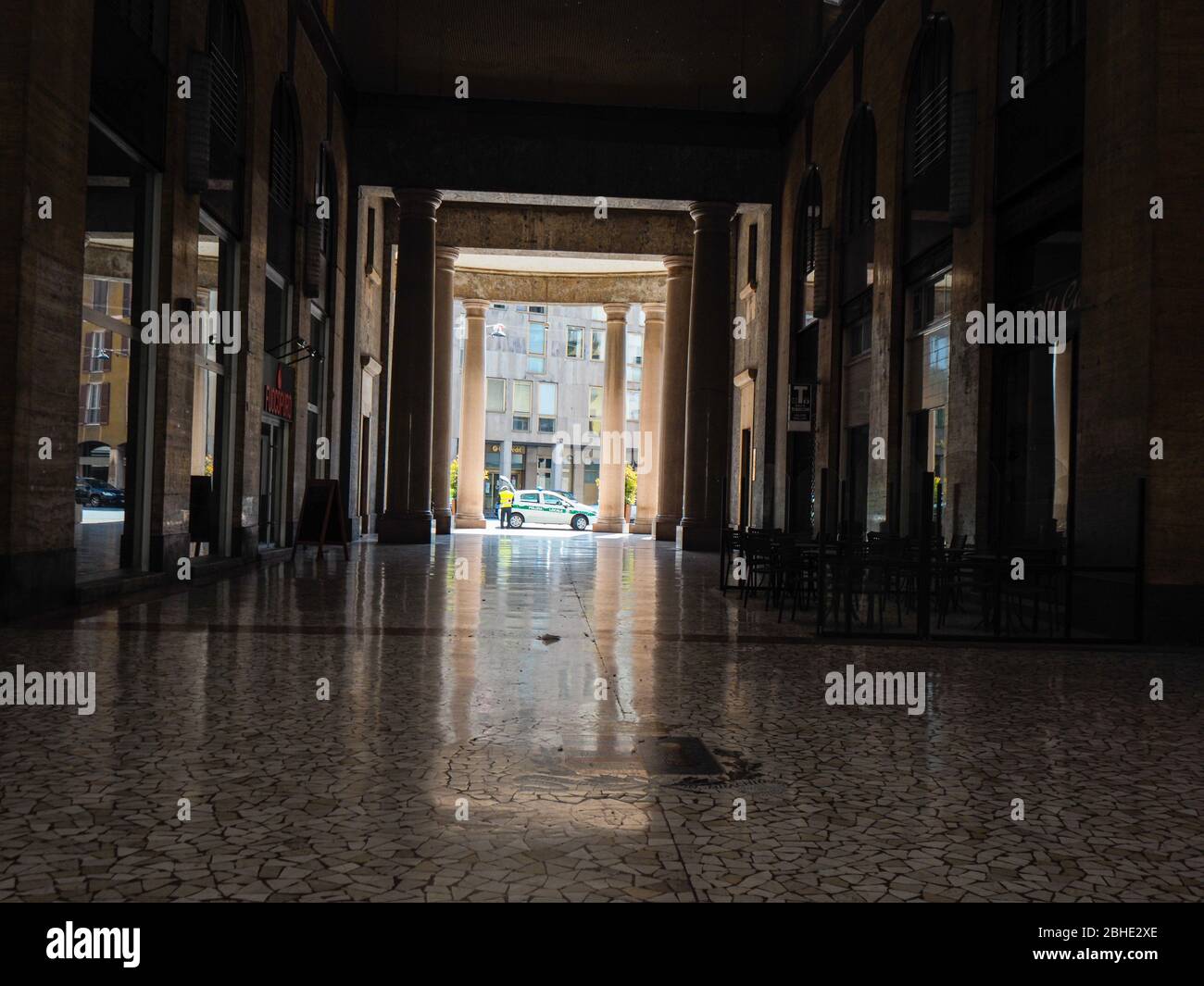 Cremona, Lombardia, Italia - 25 aprile 2020 - deserte città paesaggi nel centro e la vita quotidiana della città durante lo scoppio coronavirus città di chiusura Foto Stock