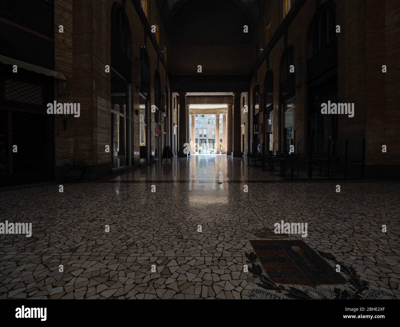 Cremona, Lombardia, Italia - 25 aprile 2020 - deserte città paesaggi nel centro e la vita quotidiana della città durante lo scoppio coronavirus città di chiusura Foto Stock