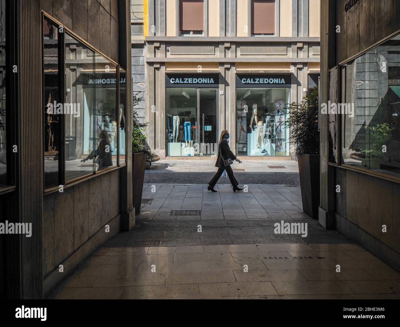 Cremona, Lombardia, Italia - 25 aprile 2020 - deserte città paesaggi nel centro e la vita quotidiana della città durante lo scoppio coronavirus città di chiusura Foto Stock