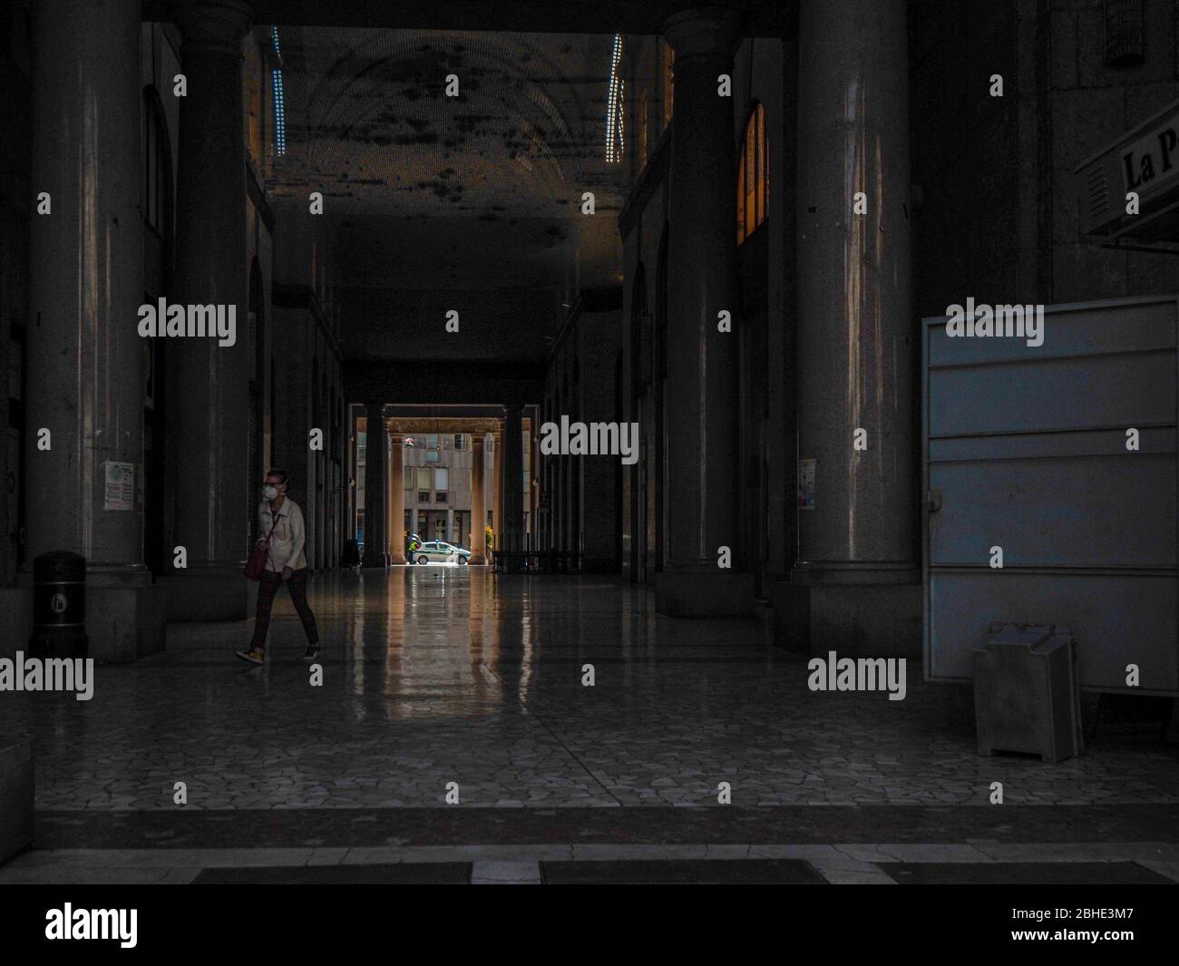 Cremona, Lombardia, Italia - 25 aprile 2020 - deserte città paesaggi nel centro e la vita quotidiana della città durante lo scoppio coronavirus città di chiusura Foto Stock
